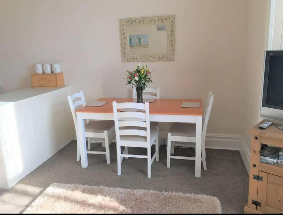 Spacious 1 Bedroom Apartment Near Seafront 펜젠스 외부 사진
