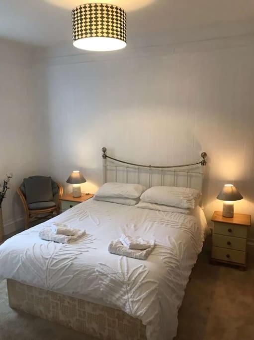Spacious 1 Bedroom Apartment Near Seafront 펜젠스 외부 사진