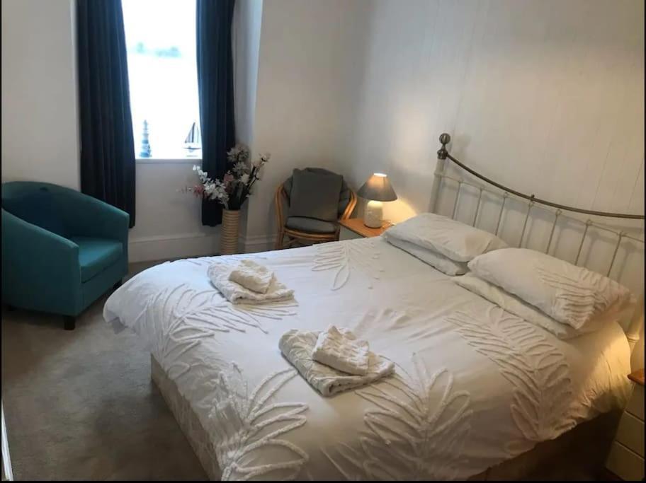 Spacious 1 Bedroom Apartment Near Seafront 펜젠스 외부 사진