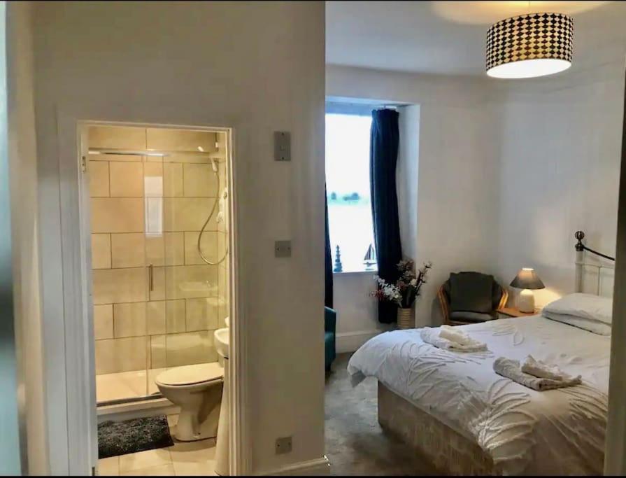 Spacious 1 Bedroom Apartment Near Seafront 펜젠스 외부 사진