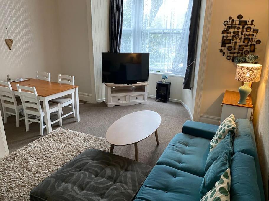 Spacious 1 Bedroom Apartment Near Seafront 펜젠스 외부 사진
