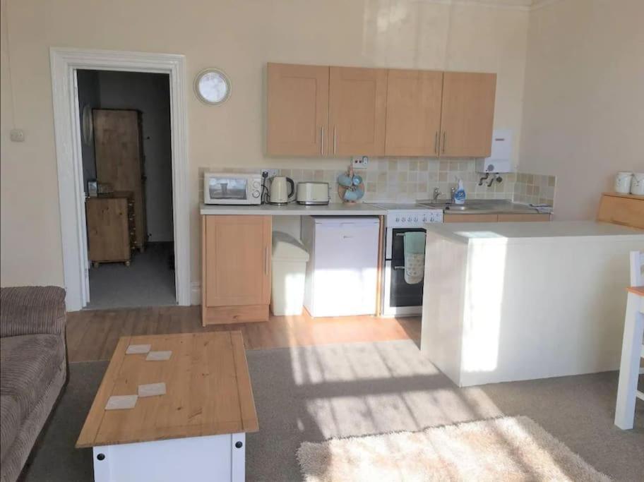 Spacious 1 Bedroom Apartment Near Seafront 펜젠스 외부 사진