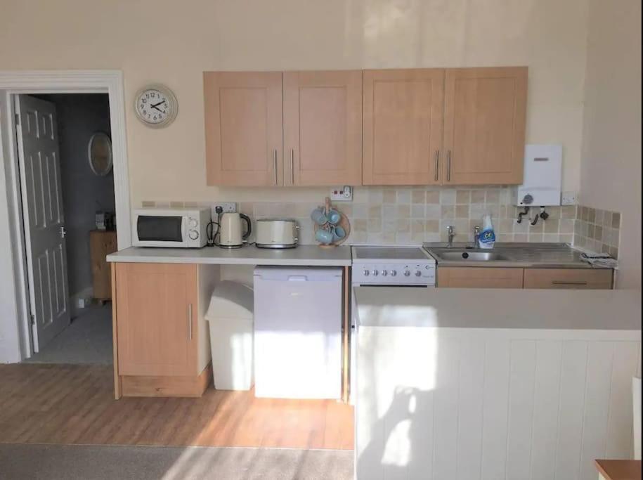 Spacious 1 Bedroom Apartment Near Seafront 펜젠스 외부 사진