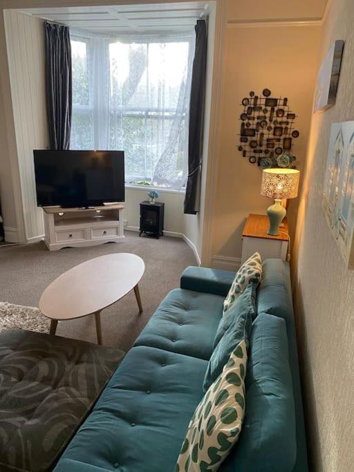 Spacious 1 Bedroom Apartment Near Seafront 펜젠스 외부 사진