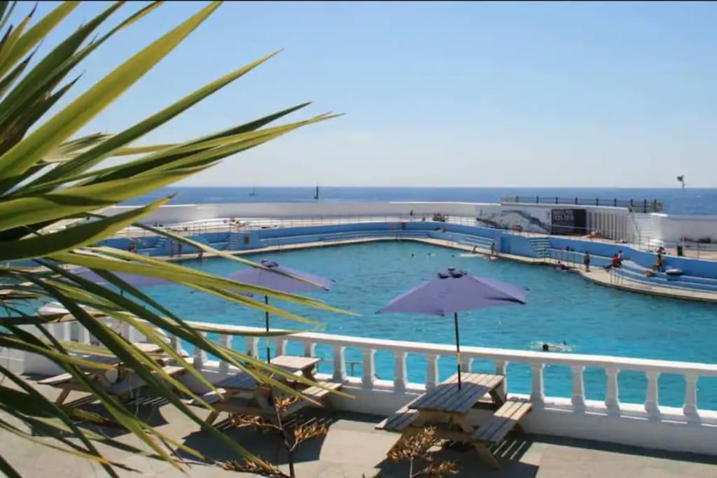 Spacious 1 Bedroom Apartment Near Seafront 펜젠스 외부 사진